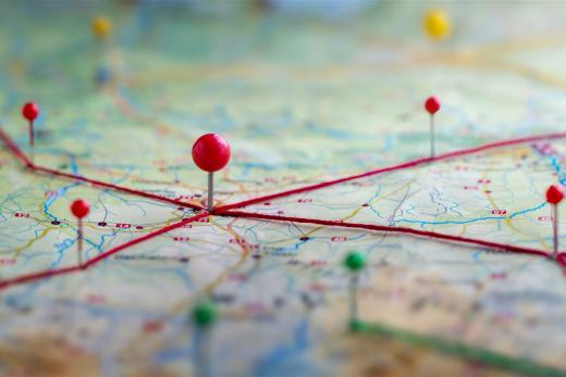 Karte mit Markierungen durch pinnadeln